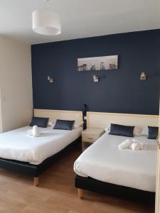מיטה או מיטות בחדר ב-Logis Hostellerie Du Cheval Blanc