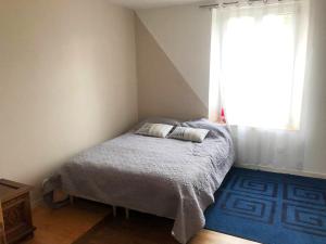 Saint-Vaast-dʼÉquiquevilleMaison confortable à Saint-Vaast-d'Équiqueville avec garage.的一间带床的小卧室，带窗户