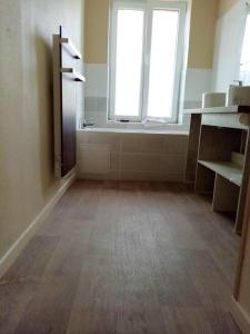 Saint-Vaast-dʼÉquiquevilleMaison confortable à Saint-Vaast-d'Équiqueville avec garage.的一间空房间,设有窗户和大楼层