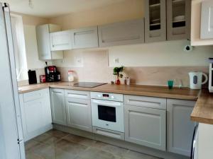 Saint-Vaast-dʼÉquiquevilleMaison confortable à Saint-Vaast-d'Équiqueville avec garage.的带白色橱柜和水槽的白色厨房