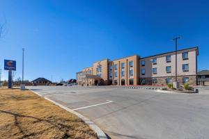 un aparcamiento vacío frente a un edificio en Comfort Inn & Suites Harrah, 