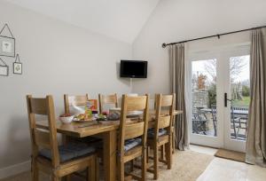 - une salle à manger avec une table et des chaises en bois dans l'établissement Shepherds Cottage, à Chipping Norton