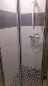 W łazience znajduje się prysznic ze szklanymi drzwiami. w obiekcie Maison d'une chambre avec wifi a Arques la Bataille w mieście Arques-la-Bataille