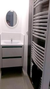 łazienka z umywalką i stosem białych ręczników w obiekcie Maison d'une chambre avec wifi a Arques la Bataille w mieście Arques-la-Bataille