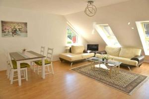 sala de estar con sofá y mesa en Ferienwohnung Roessing 25194, en Bunde