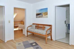 een woonkamer met een bank in een kamer bij Ferienwohnung Roessing 25194 in Bunde