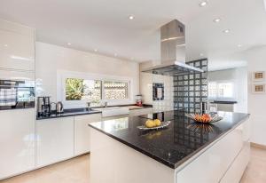 Η κουζίνα ή μικρή κουζίνα στο Exclusive villa with stunning view