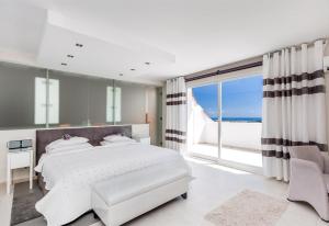 Ένα ή περισσότερα κρεβάτια σε δωμάτιο στο Exclusive villa with stunning view +26 φωτογραφίες