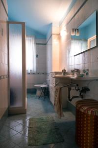 W łazience znajduje się umywalka, lustro i wanna. w obiekcie VILLA ANNA MARIA w mieście Custonaci