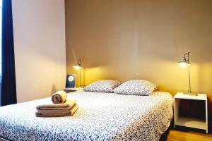 - une chambre avec un lit et des serviettes dans l'établissement Vue Panoramique sur la Baie de Seine Parking, à Honfleur