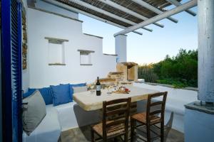 Фотография из галереи Golden Beach Studios & Suites в Тиносе