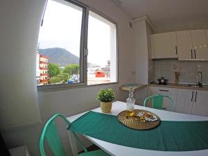 - une cuisine avec une table et une plaque de cuisson dans l'établissement Apartamento La Paella de Bajamar, à Bajamar