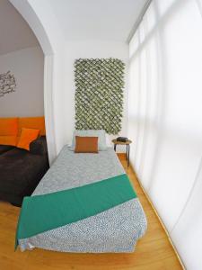 - une petite chambre avec un lit et une fenêtre dans l'établissement Apartamento La Paella de Bajamar, à Bajamar