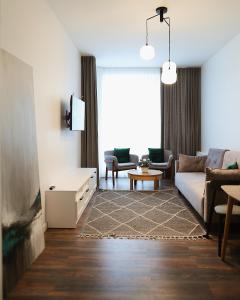 ein Wohnzimmer mit einem Sofa und einem Tisch in der Unterkunft Kostjukowski Apartments Forum in Lwiw