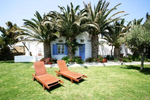 Сад в Golden Beach Studios & Suites