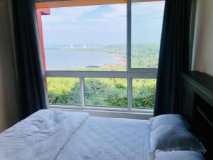 Kama o mga kama sa kuwarto sa lovely 2-bedroom sea view serviced apartment dabolim goa