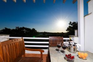 Напитки в Golden Beach Studios & Suites