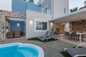 Willa z basenem i patio w obiekcie Tamaris Villa w Mastichárionie