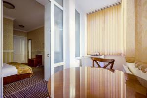 Postel nebo postele na pokoji v ubytování Consul Hotel Консул