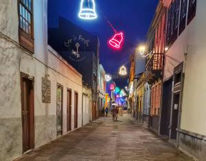 Eine Gasse mit Leuten, die nachts eine Straße entlang laufen in der Unterkunft Casa Le Papillon in La Laguna