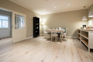 a kitchen and dining room with a table and chairs at Hof Wölper Raven in Soderstorf