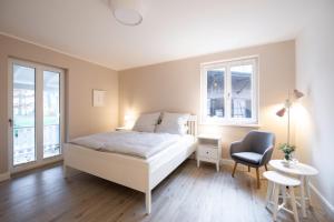 um quarto com uma cama, uma secretária e uma cadeira em Hof Wölper Raven em Soderstorf