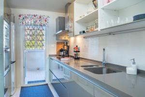 a kitchen with a sink and a counter top at Apartamento Mi Capricho in Mijas Costa