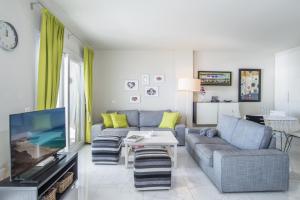 a living room with a couch and a tv at Apartamento Mi Capricho in Mijas Costa