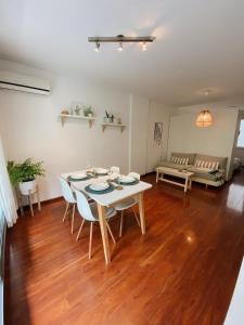 een woonkamer met een tafel en stoelen en een bank bij Mansilla Apartment in Buenos Aires