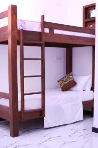 Двухъярусная кровать или двухъярусные кровати в номере Triple Edge Villa