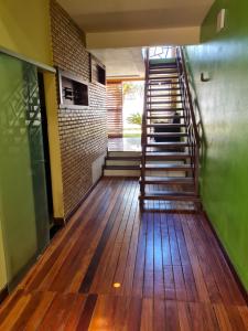 un pasillo con suelo de madera y escaleras en Casa Grande de Férias, en Uruaú