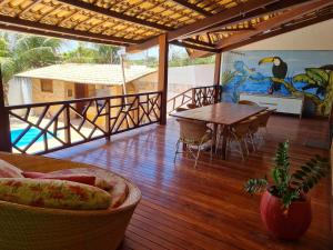 Habitación con mesa y sillas en una terraza. en Casa Grande de Férias, en Uruaú