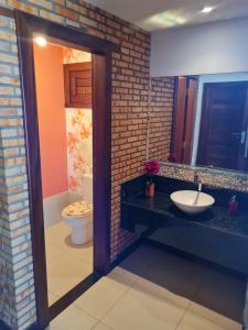 Casa Grande de Férias في أوراو: حمام مع حوض ومرحاض