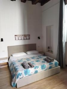 ein Schlafzimmer mit einem Bett mit zwei Kissen darauf in der Unterkunft Largo Otranto - Guest House in Brindisi