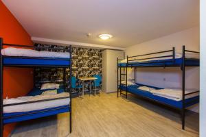 Kings Inn City Hostel tesisinde bir ranza yatağı veya ranza yatakları