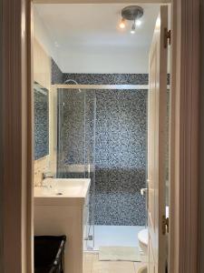 La salle de bains est pourvue d'une douche, d'un lavabo et de toilettes. dans l'établissement La Niña - Ocean View Apartment, à Arona