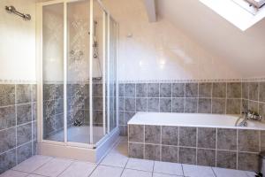 Ванна кімната в Villa Montpellaz