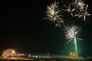 um grupo de fogos de artifício no céu sobre uma praia em Pensiunea Crin-Tania em Mioveni