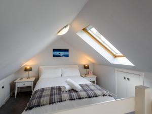 A bed or beds in a room at Charming Cottage in North Berwick with Sea Views