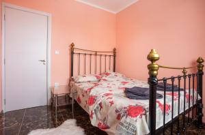 a bedroom with a bed in a room with pink walls at Mici Luxury Apartments in Ledine
