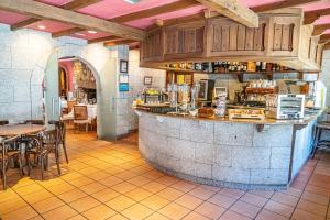 bar w restauracji ze stołami i krzesłami w obiekcie Hostal Gran Duque w mieście Piedrahita