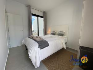 Łóżko lub łóżka w pokoju w obiekcie Luxurious Villa Private Pool La Marina Urb LM3