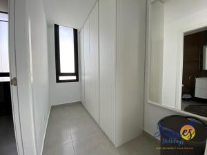 Telewizja i/lub zestaw kina domowego w obiekcie Luxurious Villa Private Pool La Marina Urb LM3