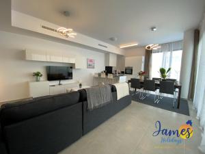 Telewizja i/lub zestaw kina domowego w obiekcie Luxurious Villa Private Pool La Marina Urb LM3