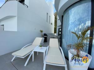 Balkon lub taras w obiekcie Luxurious Villa Private Pool La Marina Urb LM3