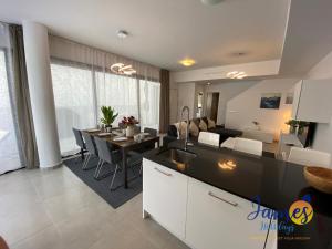 Część wypoczynkowa w obiekcie Luxurious Villa Private Pool La Marina Urb LM3