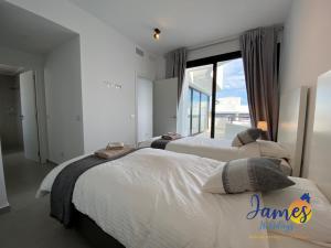 Łóżko lub łóżka w pokoju w obiekcie Luxurious Villa Private Pool La Marina Urb LM3
