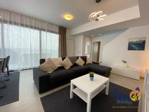 Część wypoczynkowa w obiekcie Luxurious Villa Private Pool La Marina Urb LM3