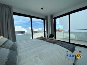 Łóżko lub łóżka w pokoju w obiekcie Luxurious Villa Private Pool La Marina Urb LM3