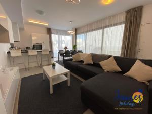 salon z kanapą i kuchnią w obiekcie Luxurious Villa Private Pool La Marina Urb LM3 w mieście San Fulgencio